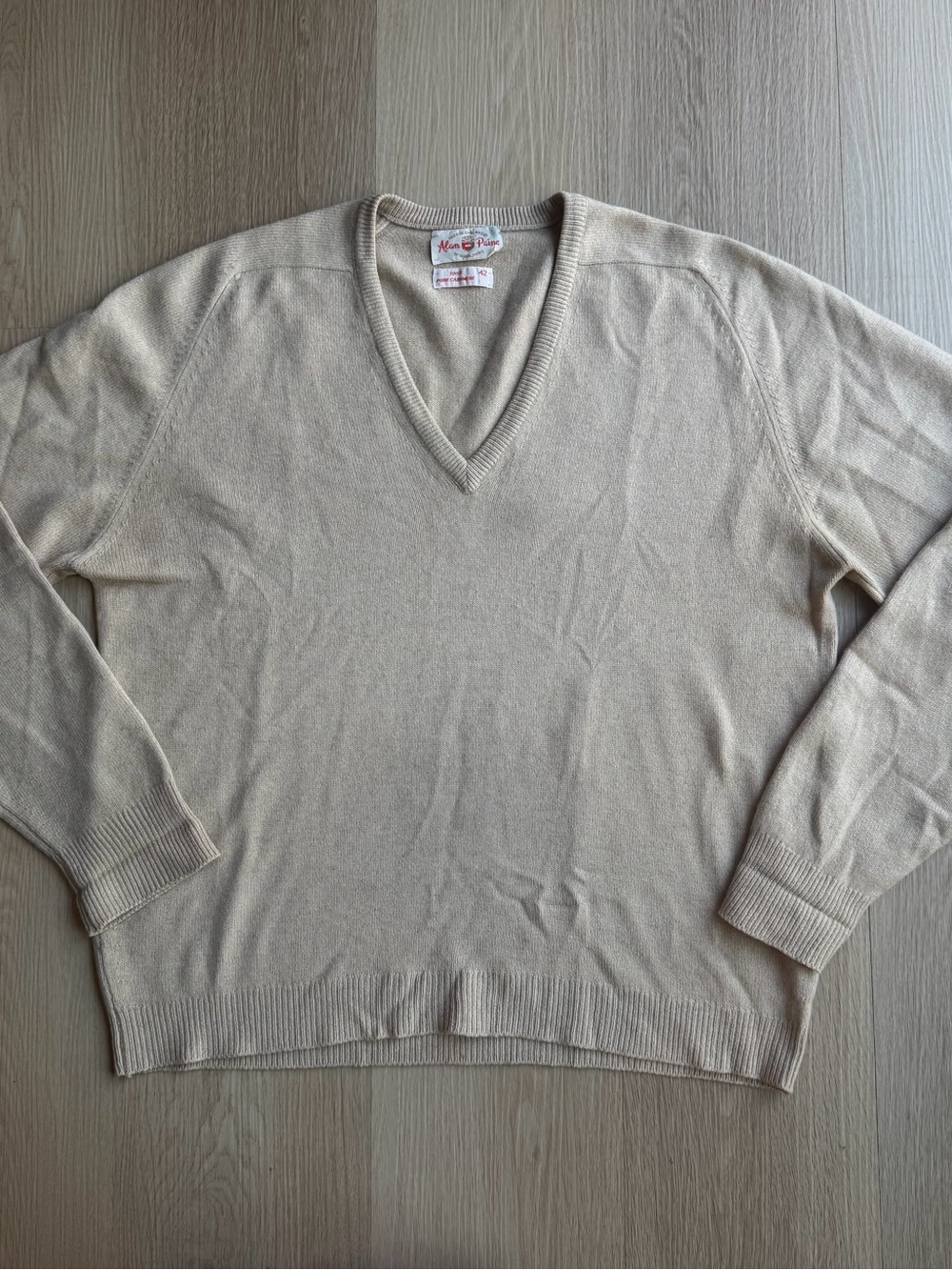 Alan Paine Beige Cashmere V-Neck Knit Pullover Sweater Men's 42